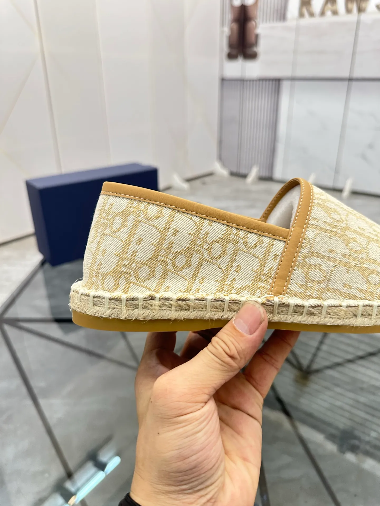 Men's shoes for sale 💰: 💰P400¥ Product trademark: Dior* "Dior*" low-top fisherman's shoes Regular size: 38-44 (can be customized to 37.45) Product materials: imported cowhide leather upper spliced ​​with original fabric, sheepskin lining, original outsole. Number: 1023
